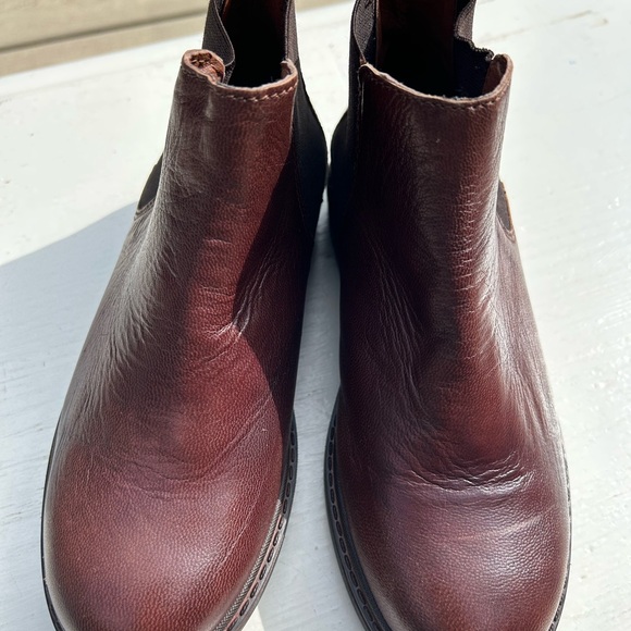 Little Boys Size 1.5 Vince Camuto Brown Chelsea Boots - Picture 3 of 6